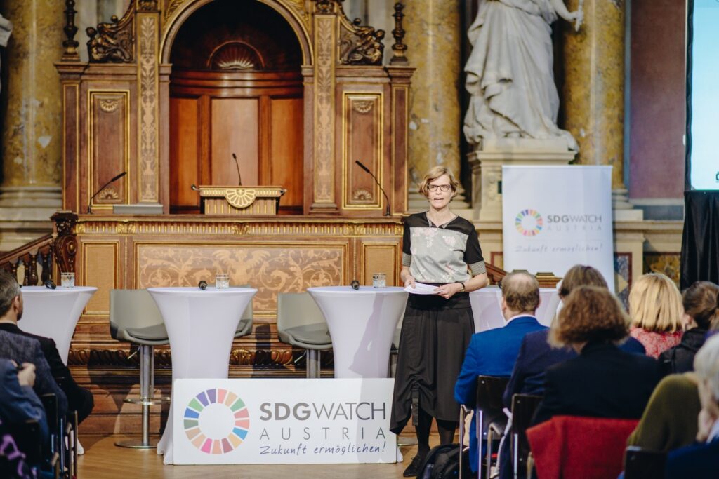 Nina Thüllen - Empowering Nonprofit Organisations - Moderation des SDG-Forums 2019